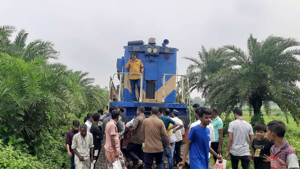 নীলসাগর ট্রেনের ইঞ্জিন বিকল, উত্তরবঙ্গের সঙ্গে সারা দেশে দুই ঘণ্টা ট্রেন চলাচল বন্ধ