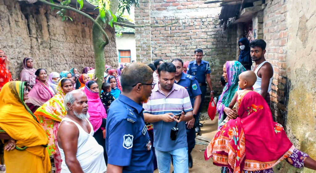 জয়পুরহাটে স্ত্রীকে কুপিয়ে হত্যা, বিদ্যুতায়িত হয়ে স্বামীর আত্মহত্যার চেষ্টা