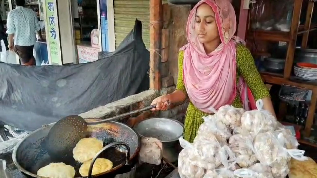 ভোরে হোটেল, দুপুরে কলেজ: বাবার হাত ধরেই ডাক্তার হওয়ার স্বপ্ন বুনছেন নাসরিন