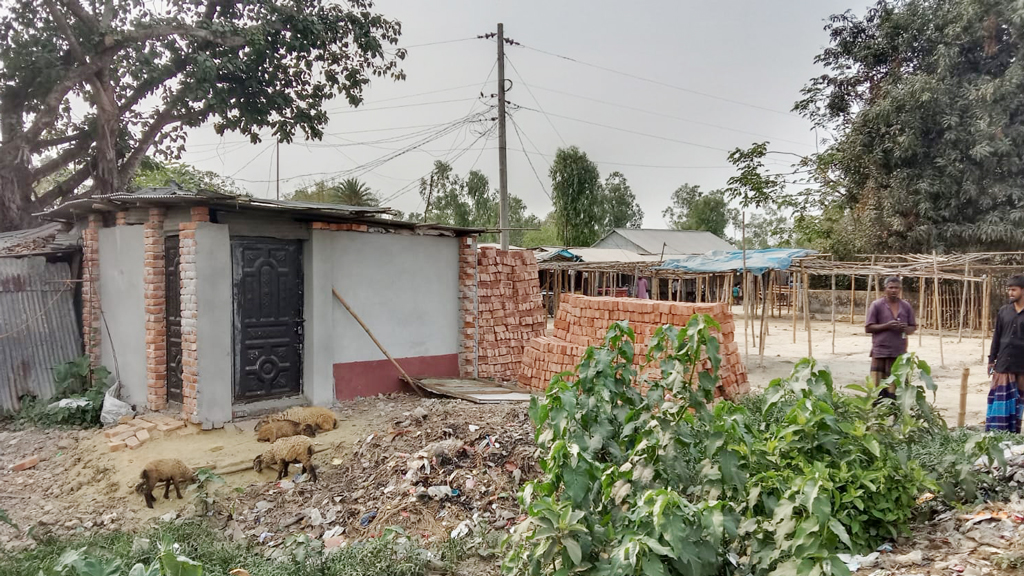 স্কুলের জায়গা দখল করে স্থাপনা নির্মাণ