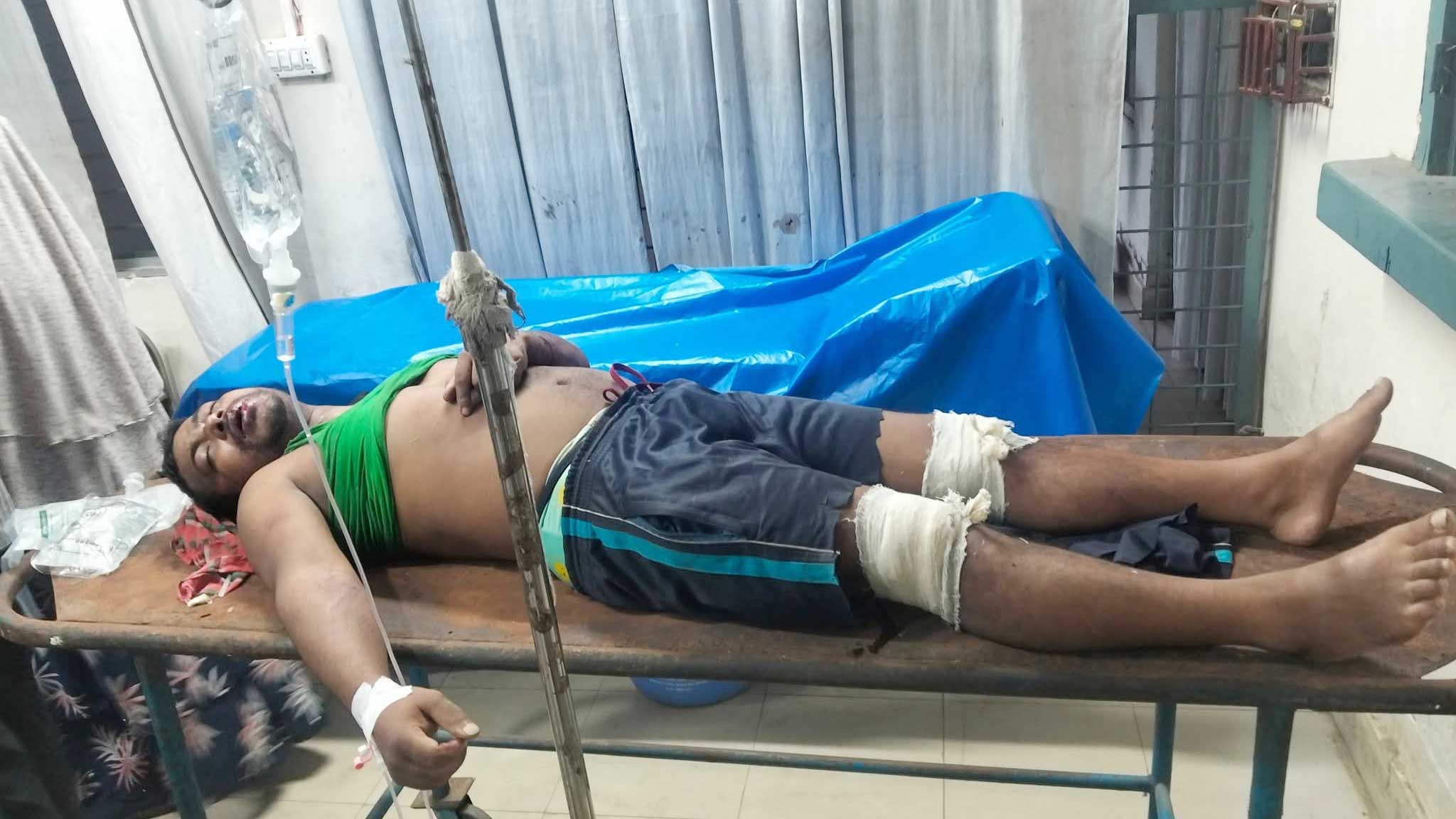আক্কেলপুরে চলন্ত ট্রেনের ছাদ থেকে ফেলে দিল ছিনতাইকারীরা