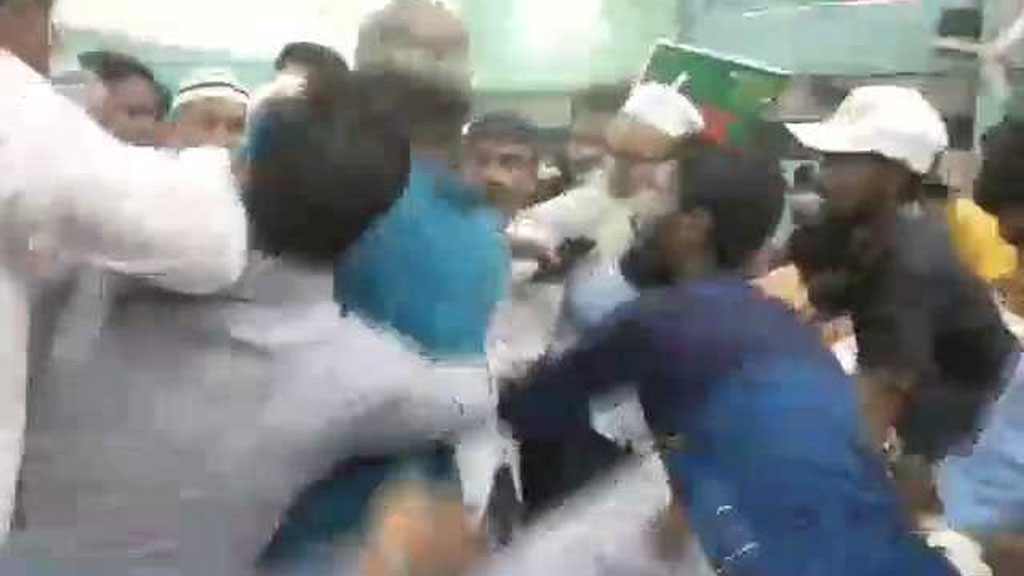 রাজশাহীতে নেতা-কর্মীদের চাপে ভেঙে পড়ল বিএনপির মঞ্চ