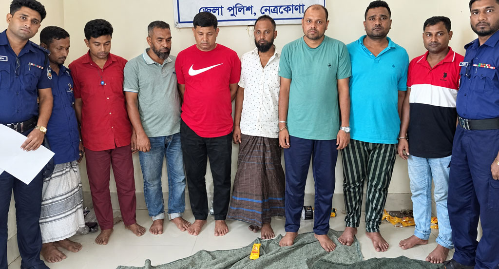 জুয়ার আসর থেকে বিজিবি সদস্য, যুবদল নেতাসহ আটক ৮