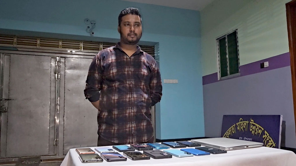 টয়লেটের ফ্ল্যাশবক্সে ১৪ মোবাইল, অনলাইন ‘জুয়ার ডিলার’ আটক