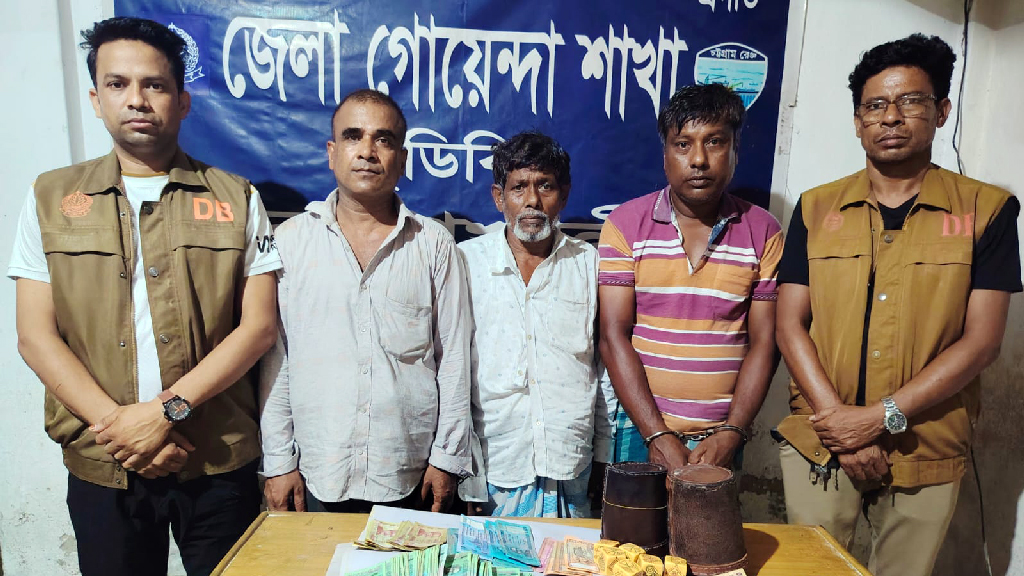 নোয়াখালীতে নগদ টাকাসহ ৩ জুয়াড়ি আটক
