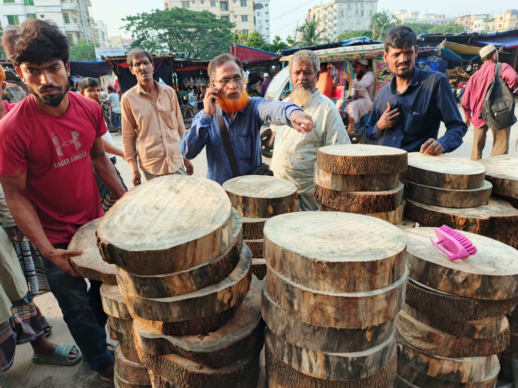 কোরবানির শেষ মুহূর্তের প্রস্তুতি, সরঞ্জাম কিনতে ব্যস্ত নগরবাসী