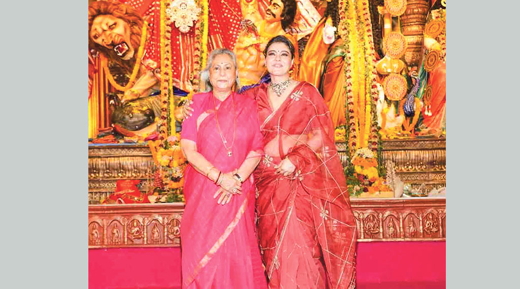 মুম্বাইয়ের মুখার্জিবাড়ির মণ্ডপে জয়া বচ্চন ও কাজল। ছবি: সংগৃহীত