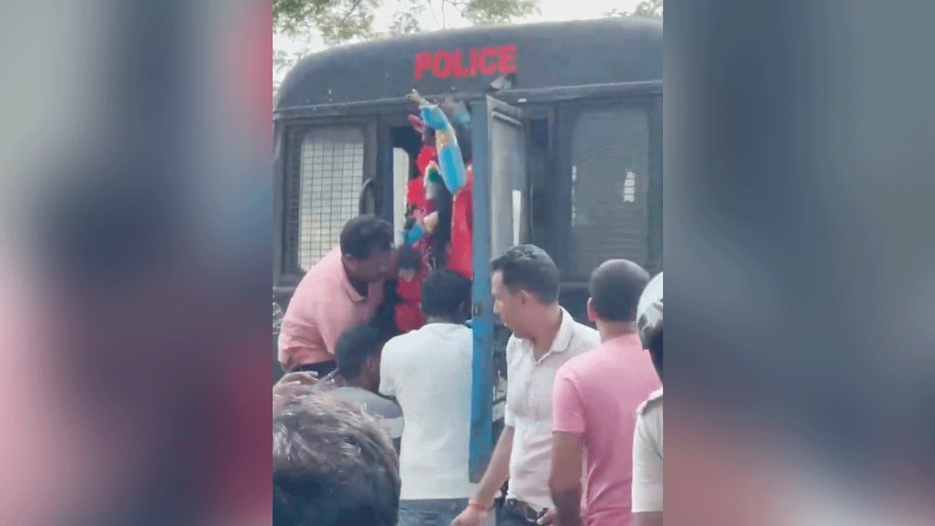 বিজেপি-তৃণমূল দ্বন্দ্বে পুলিশ হেফাজতে দেবী কালী