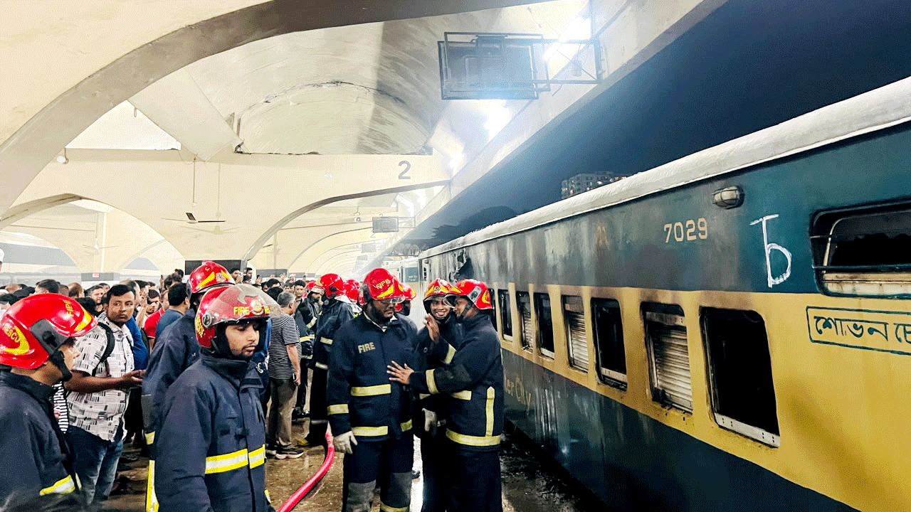কমলাপুর রেলস্টেশনে দাঁড়িয়ে থাকা ট্রেনে আগুন