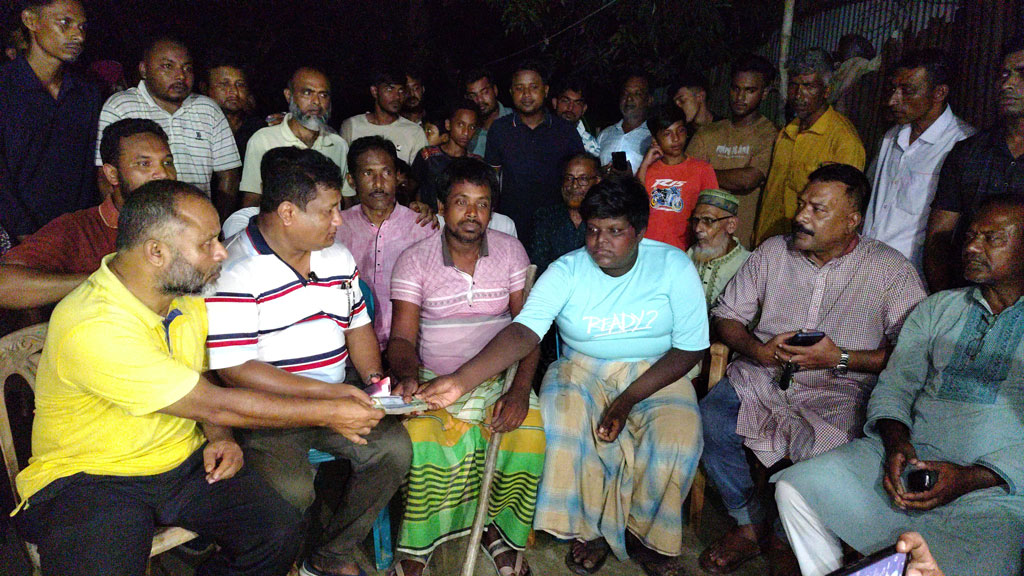 কামারখন্দের সেই হৃদয়ের পাশে দাঁড়ালেন জ্বালানিমন্ত্রী, দিলেন ৫০ হাজার টাকা সহায়তা