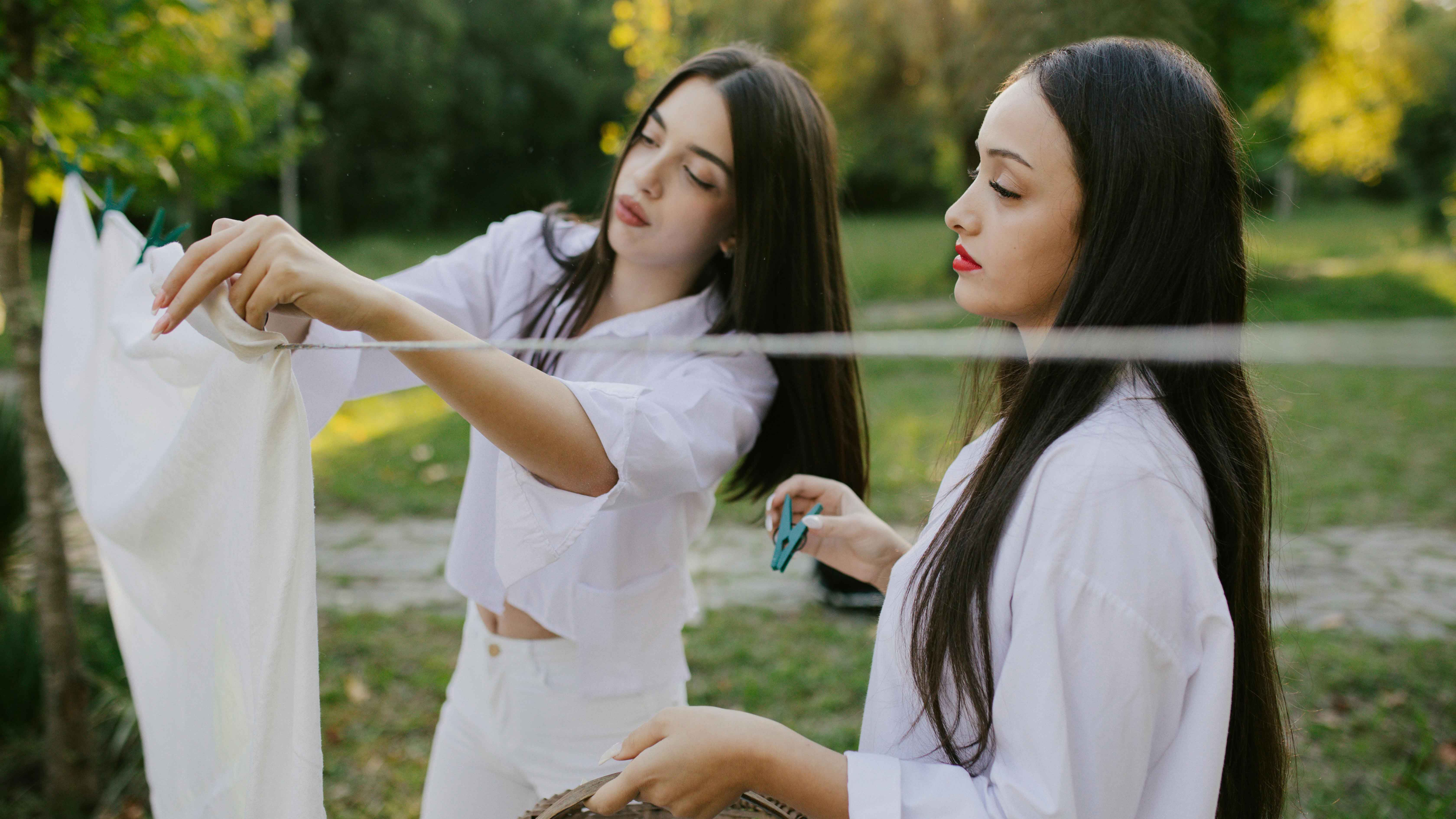 বৃষ্টিতে ভেজা কাপড় ধোয়া ও শুকানোর সহজ উপায়