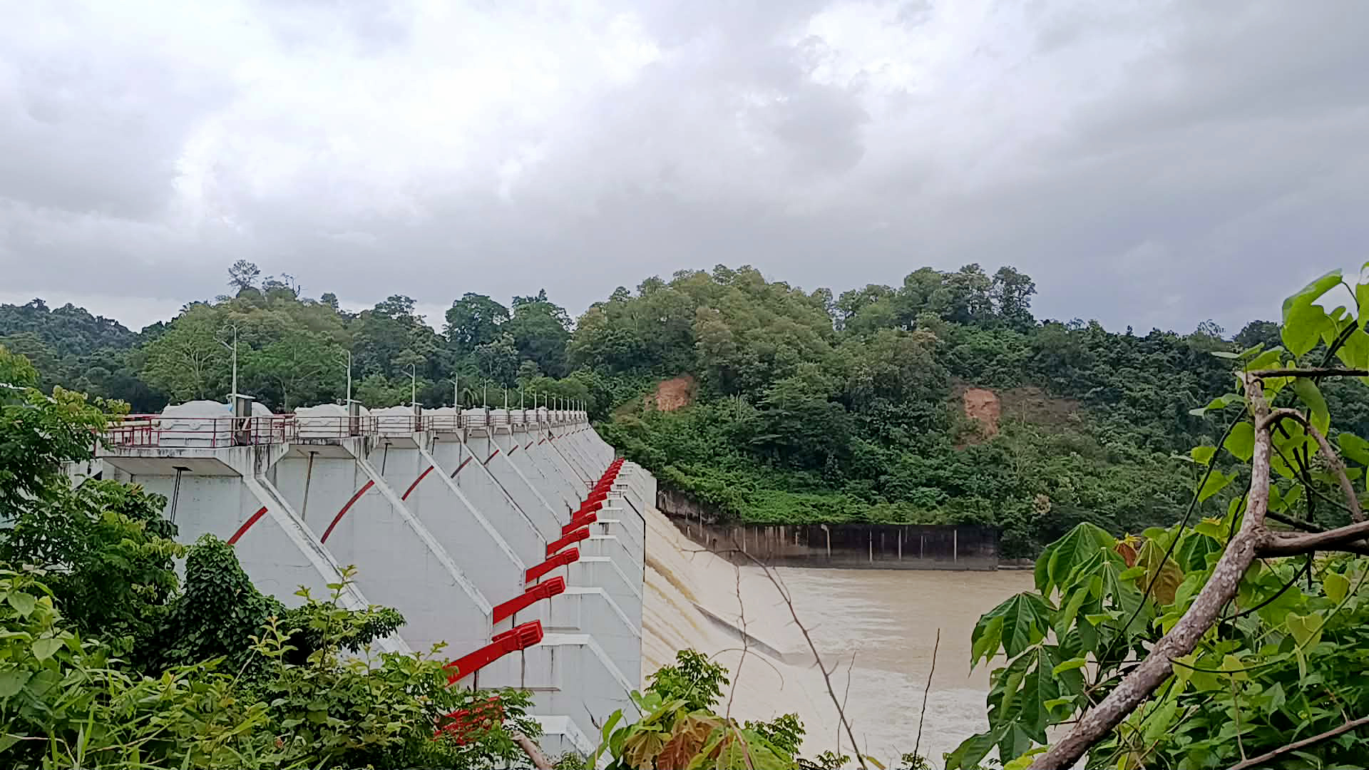 কাপ্তাই হ্রদের পানি বাড়ছে, বাঁধের ১৬ গেট খোলার প্রস্তুতি