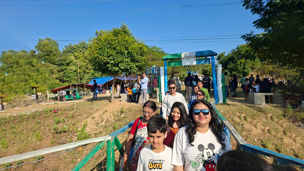 টানা ছুটিতে কাপ্তাইয়ে পর্যটকদের ভিড়, কর্ণফুলী নদী আর লেক-পাহাড়ের সৌন্দর্যে মুগ্ধ