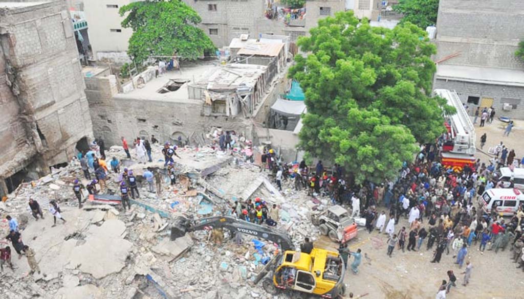 করাচিতে পাঁচতলা ভবন ধসে ১৪ জনের মৃত্যু, ধ্বংসস্তূপে আটকা অনেকে