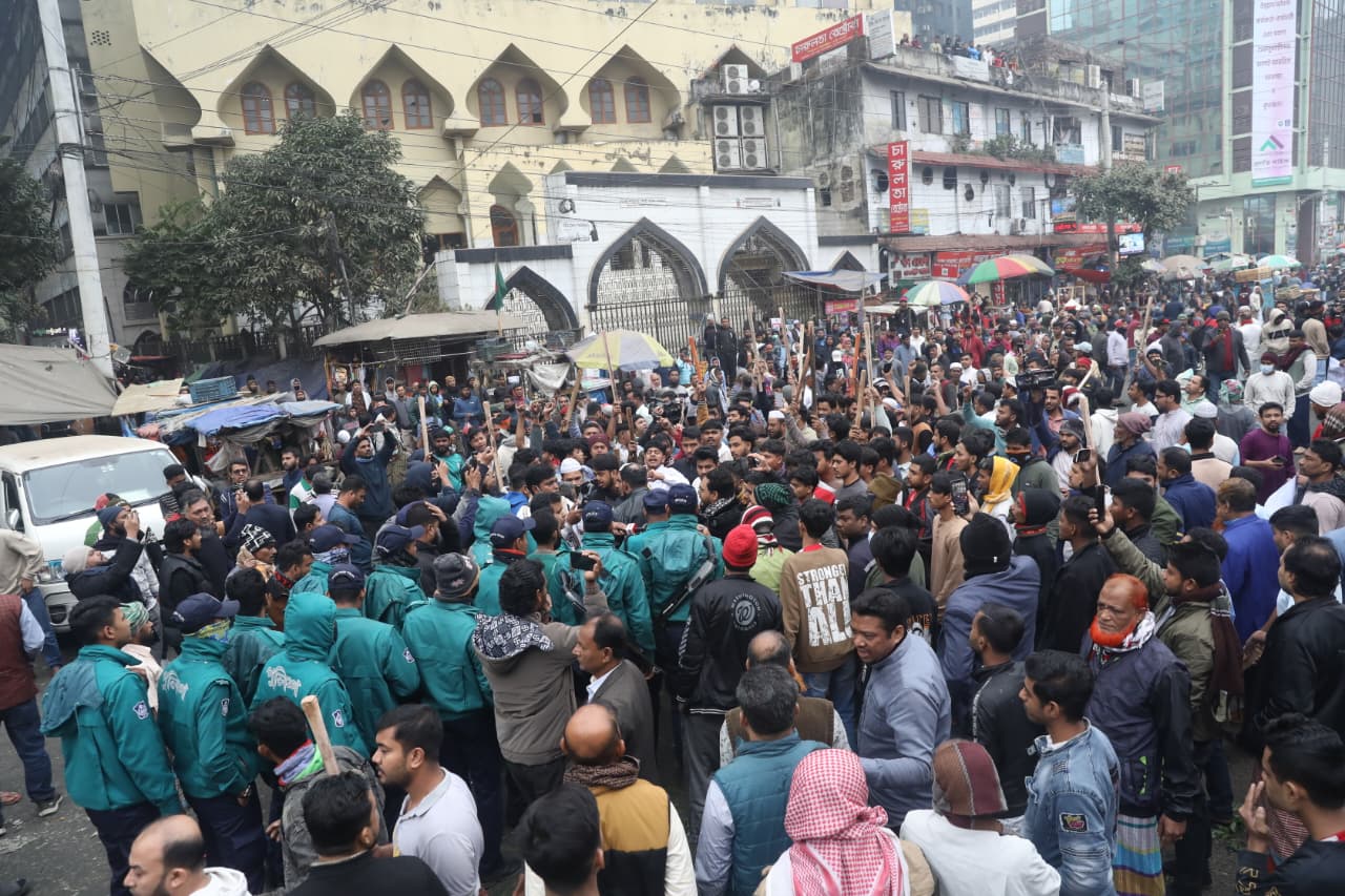 কারওয়ান বাজারে চাঁদাবাজির প্রতিবাদে ব্যবসায়ীদের লাঠিমিছিল। ছবি: জাহিদুল ইসলাম