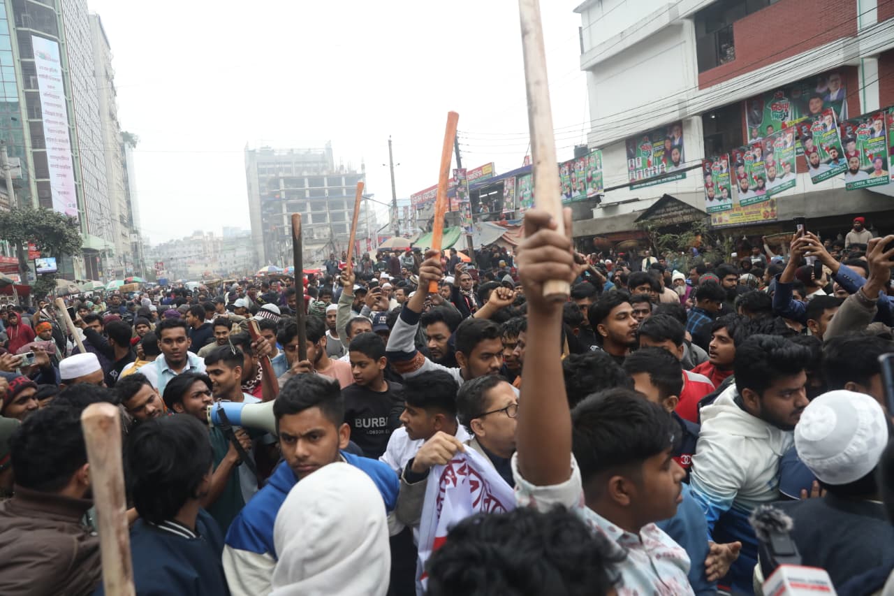 কারওয়ানবাজারে চাঁদাবাজির বিরুদ্ধে ব্যবসায়ীদের লাঠিমিছিল, ধাওয়া পাল্টাধাওয়া