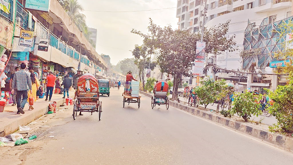 সড়কদ্বীপের গাছ উধাও ফুটপাতে হাঁটা দায়