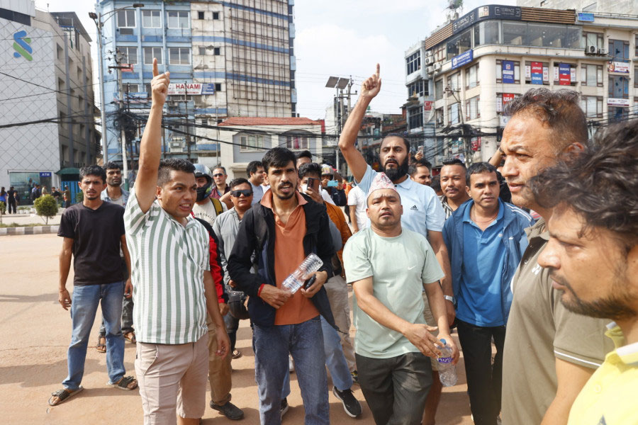 কারফিউ অমান্য করে বিক্ষোভ চালিয়ে যাচ্ছে নেপালি তরুণেরা