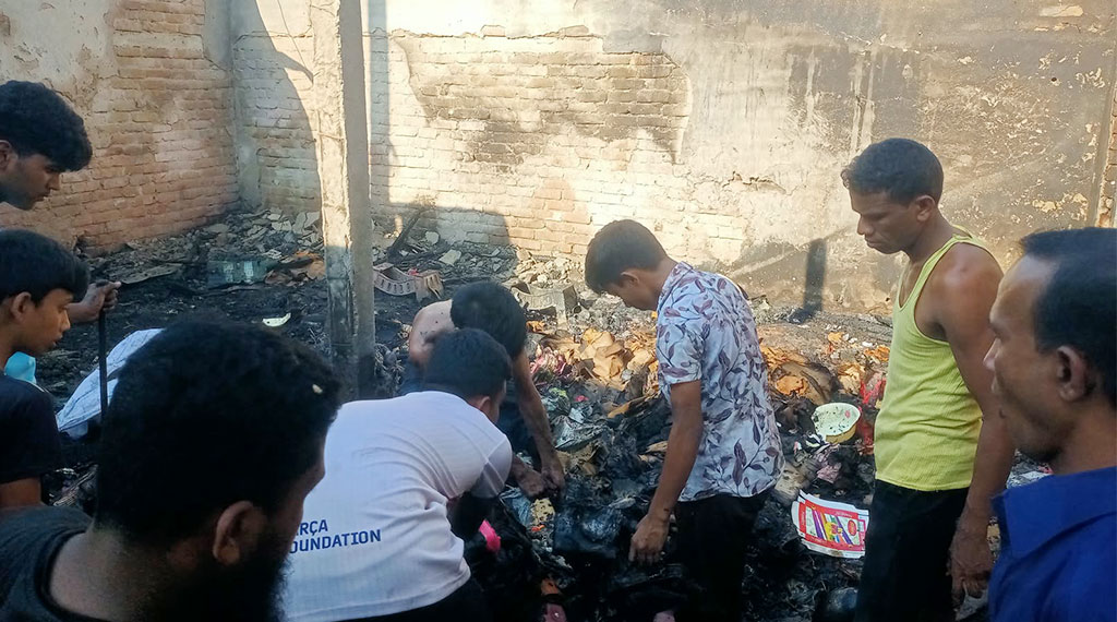 কাউনিয়ায় ক্রোকারিজ ও খেলনার গুদামে আগুন, পুড়ে ছাই ১৫ লাখ টাকার মালামাল