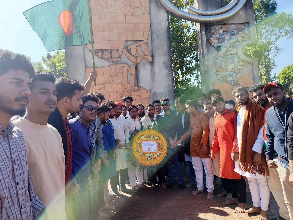 ক্যাম্পাসে ছাত্ররাজনীতি নিষিদ্ধ হলেও শহীদ মিনারে ফুল দিল কুবি ছাত্রদল