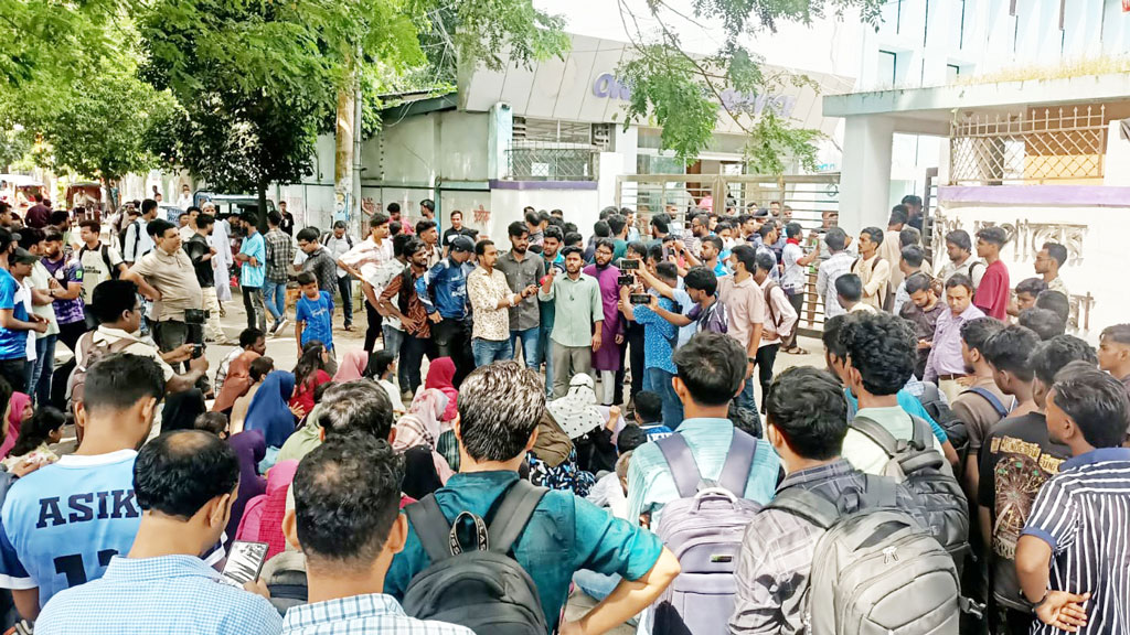 ছাত্রী-মায়ের লাশ উদ্ধার: পুলিশ সুপারের কার্যালয় ঘেরাও কুমিল্লা বিশ্ববিদ্যালয়ের শিক্ষার্থীদের