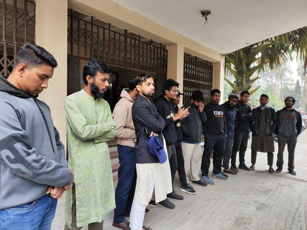বিশ্ববিদ্যালয়ের প্রশাসনিক ভবনে শিক্ষার্থীদের সংবাদ সম্মেলন। ছবি: সংগৃহীত