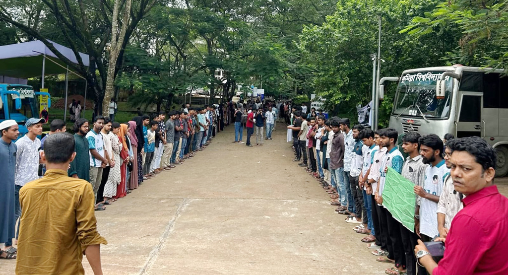 অপ্রতিম হত্যার বিচার ও পুলিশ কর্মকর্তাদের প্রত্যাহারের দাবিতে কুবিতে মৌন মিছিল