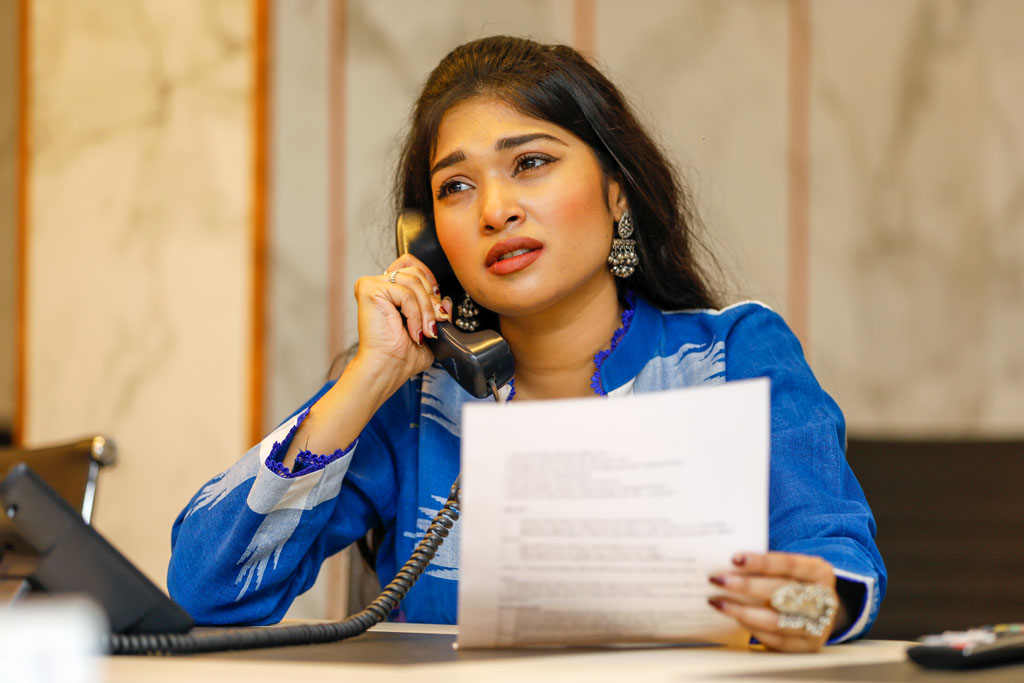 অফিসে জরুরি মিটিং? যেমন পোশাক পরবেন, সেভাবে সাজবেন