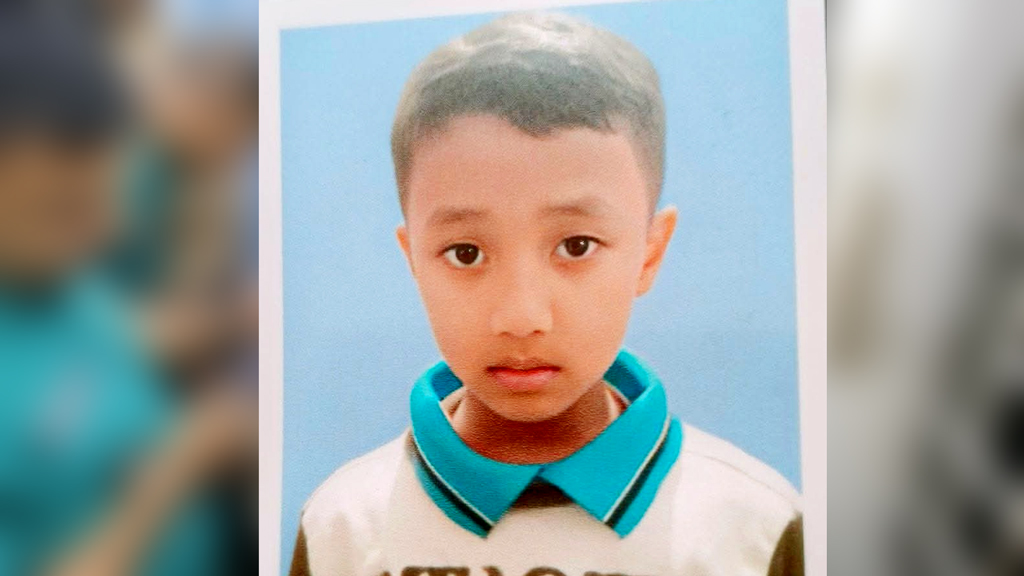 রাস্তার পাশে দাঁড়িয়ে থাকা শিশুশিক্ষার্থীকে পিষে মারল কাভার্ড ভ্যান