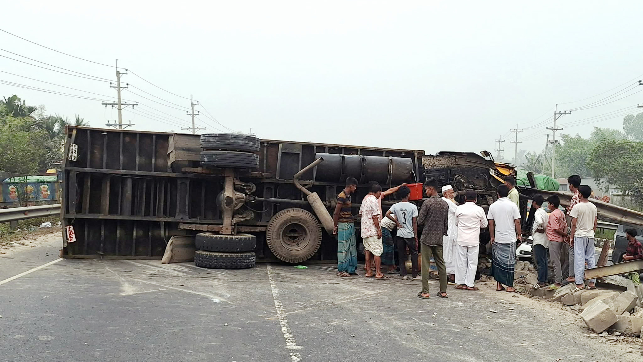 উল্টে যাওয়া কাভার্ড ভ্যানের ডিজেল নিয়ে গেল স্থানীয়রা