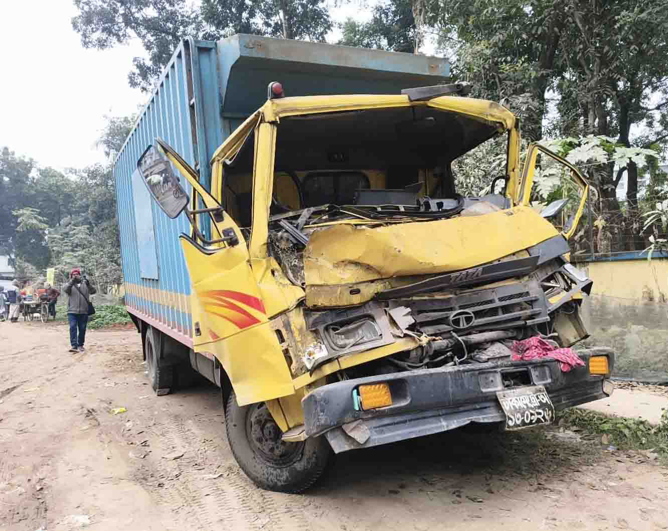 দাঁড়িয়ে থাকা ট্রাকের পেছনে কাভার্ড ভ্যানের ধাক্কা, নিহত ২