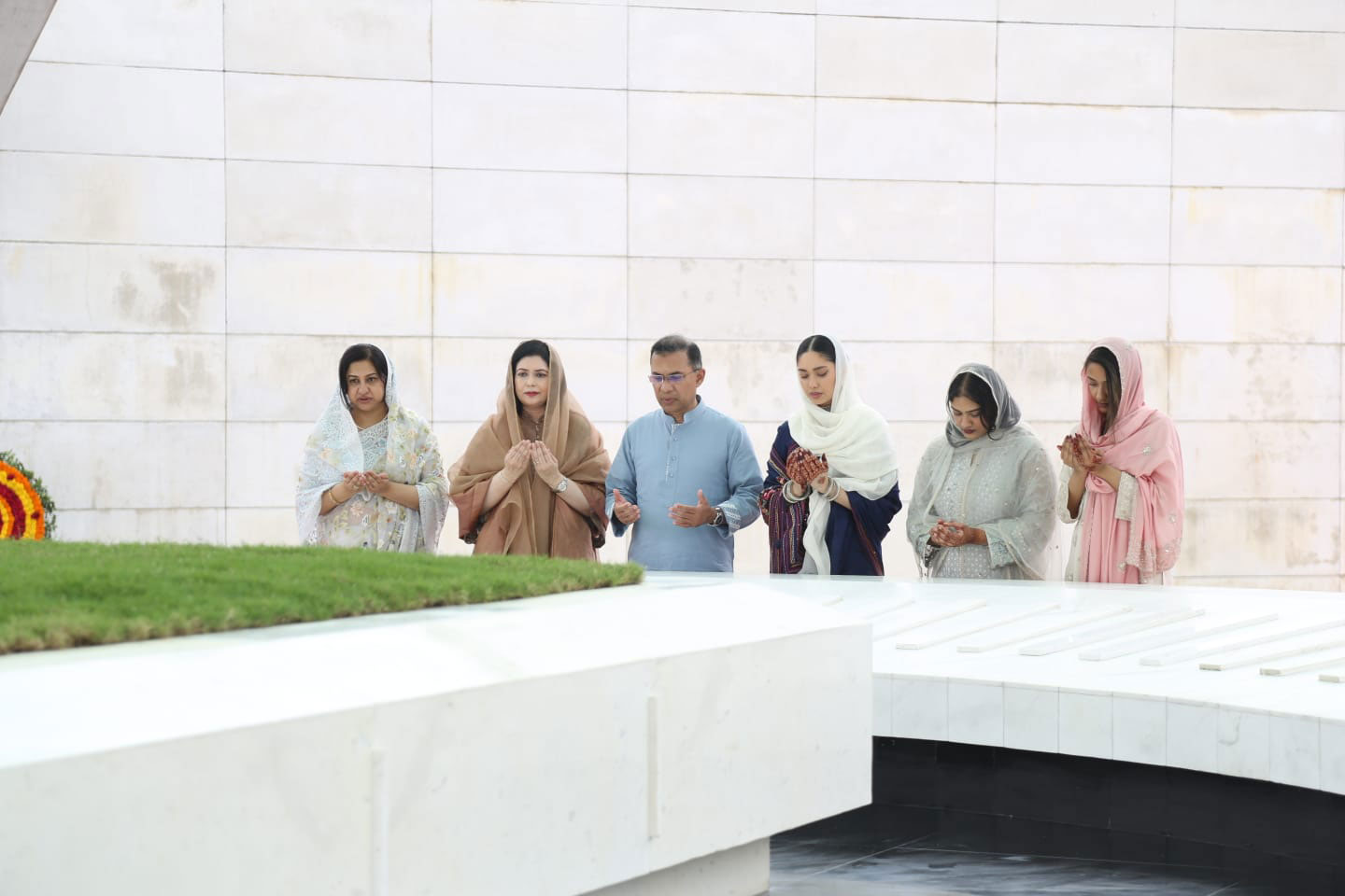 পরিবারের সদস্যদের নিয়ে মা-বাবার কবর জিয়ারত করলেন প্রধানমন্ত্রী