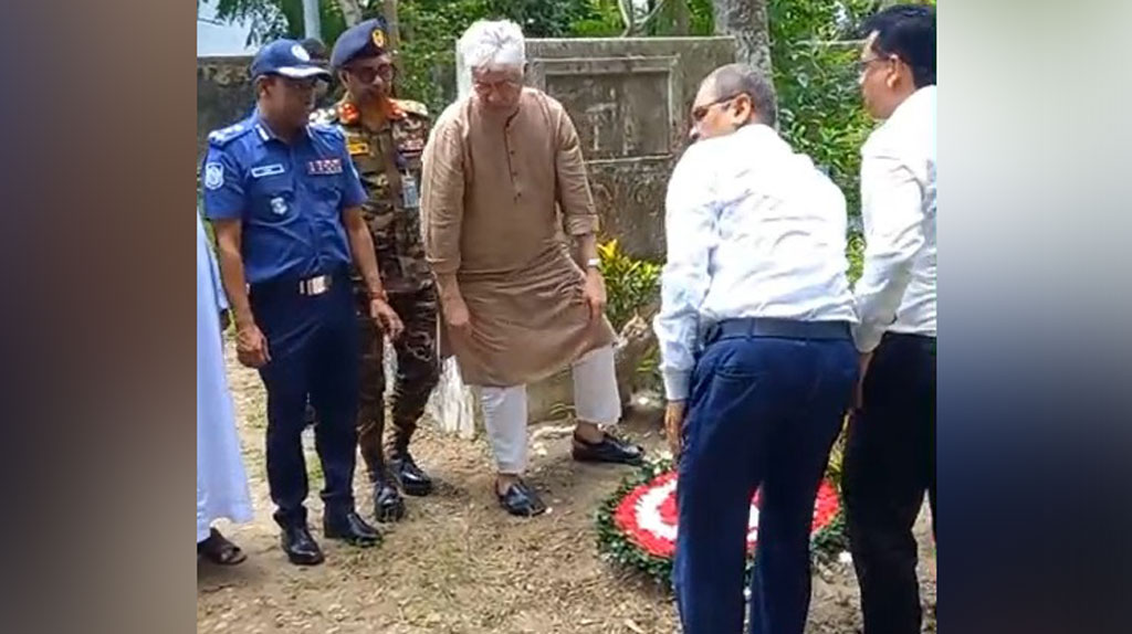 জুলাই শহীদের কবর জিয়ারতে শিল্প উপদেষ্টা, খবর পেলেন না বাবা