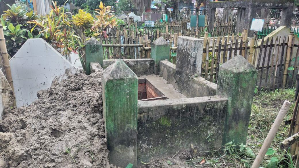 মা-বাবার পাশে প্রস্তুত ফরিদা পারভীনের কবর