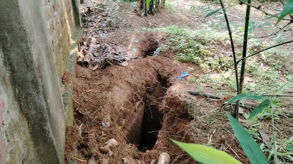ভালুকায় কবর খুঁড়ে ৫ কঙ্কাল চুরি