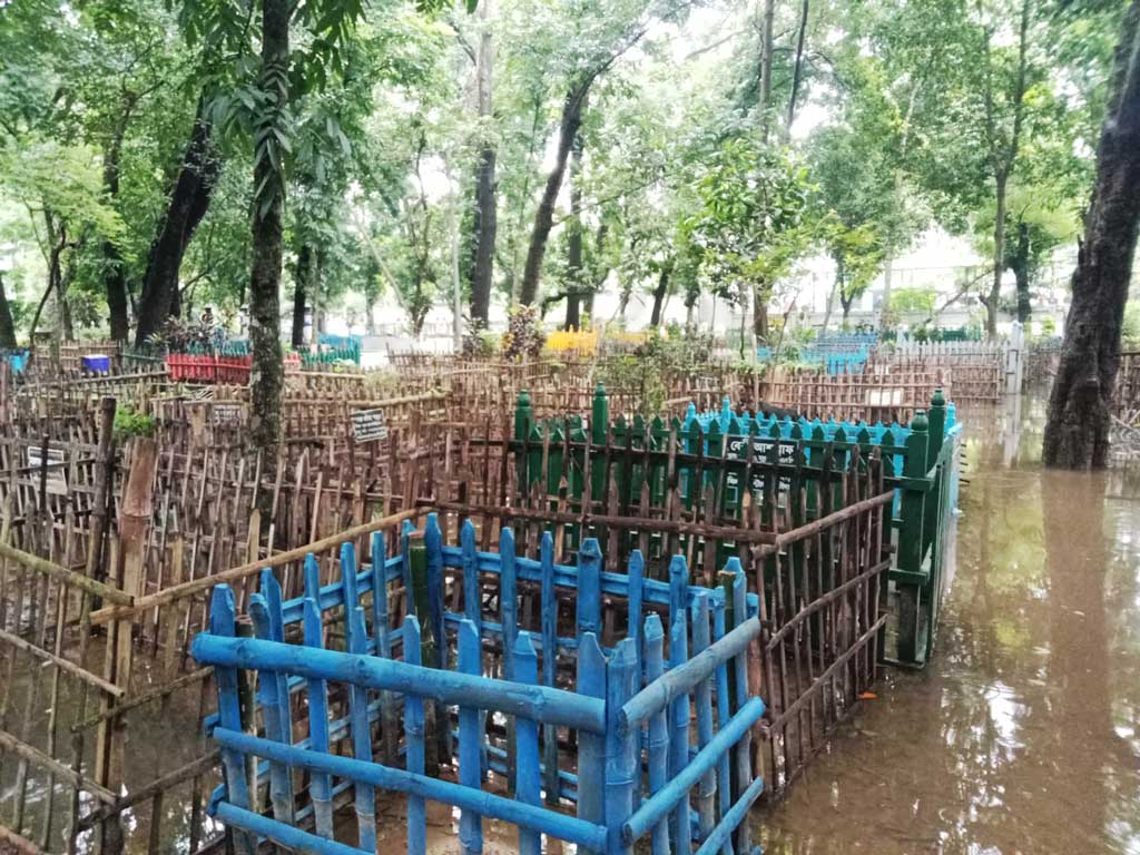 পানিতে তলিয়েছে সন্তানের কবর, কাঁদলেন এক বাবা