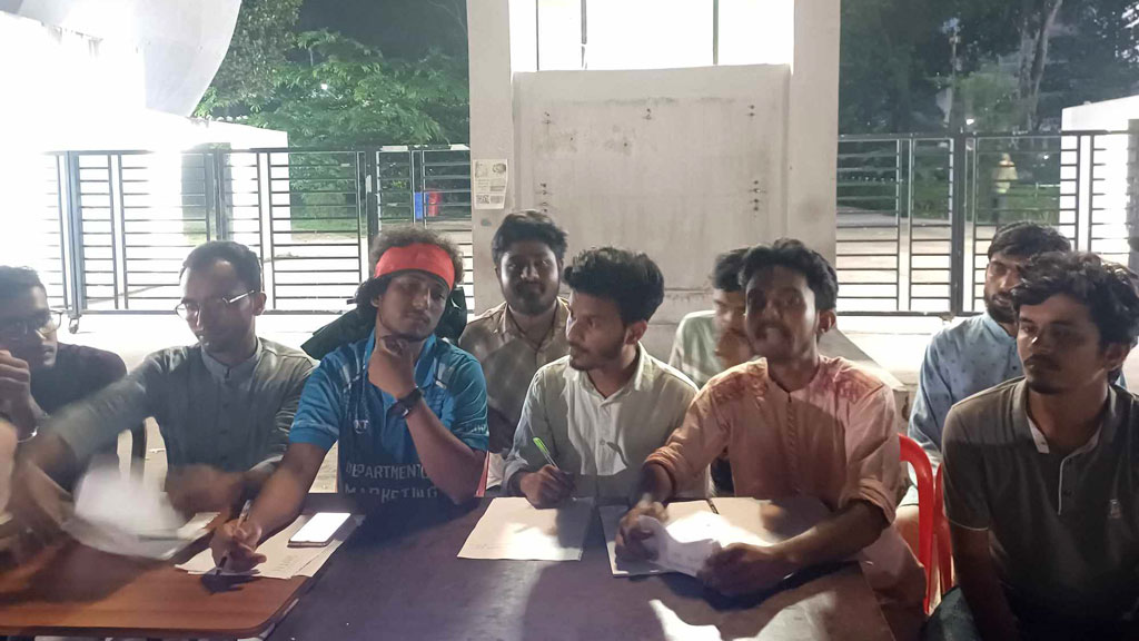 সমাবেশের মঞ্চে উঠতে বাধা, কুবিতে ৩ সমন্বয়ককে অবাঞ্ছিত