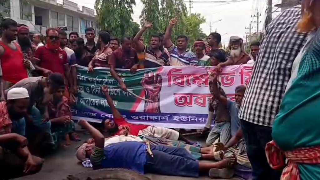 কাঁচা পাট রপ্তানিতে শর্ত আরোপ: প্রতিবাদে খুলনায় শ্রমিক বিক্ষোভ, অবরোধ-ভাঙচুর