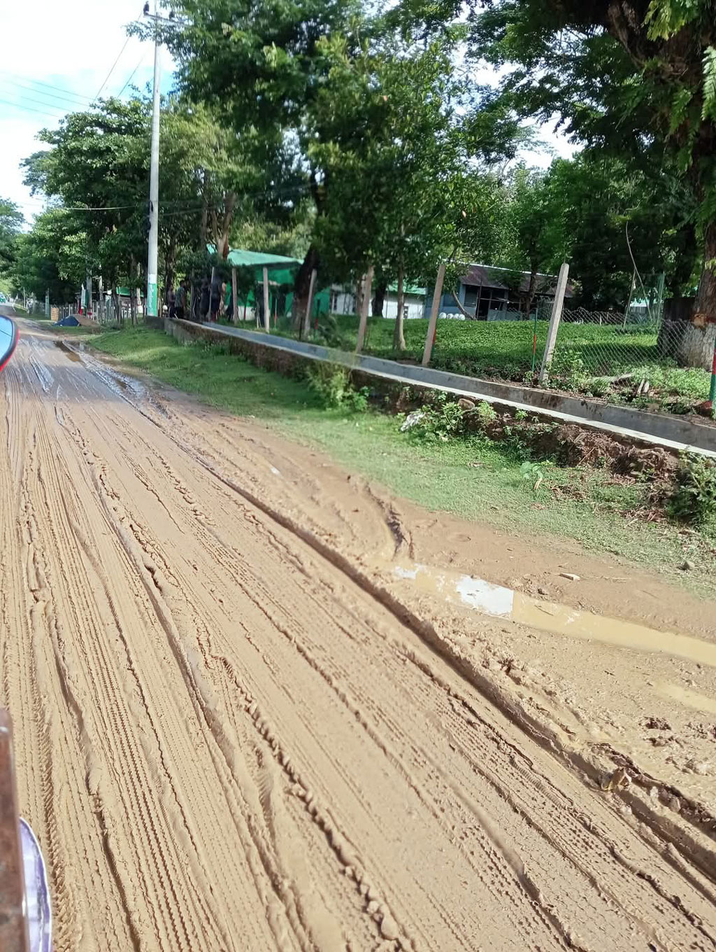 শিলছড়িতে কর্দমাক্ত সড়কে পিছলে যায় মোটরসাইকেল, ঘটতে পারে বড় বিপদ