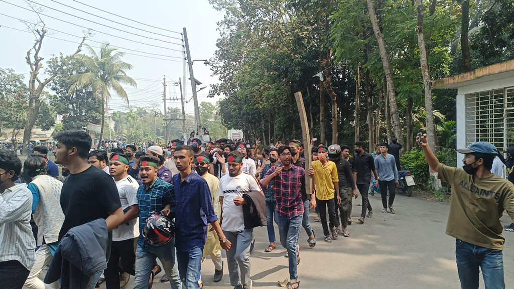 নোয়াখালীতে ওবায়দুল কাদেরের বাড়ি ভাঙচুর, আগুন। ছবি: সংগৃহীত