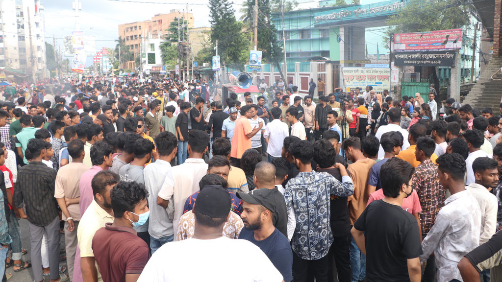 কেএমপির পুলিশ কমিশনার ফের অবরুদ্ধ, সদর দপ্তর ঘেরাও করে বিক্ষোভ