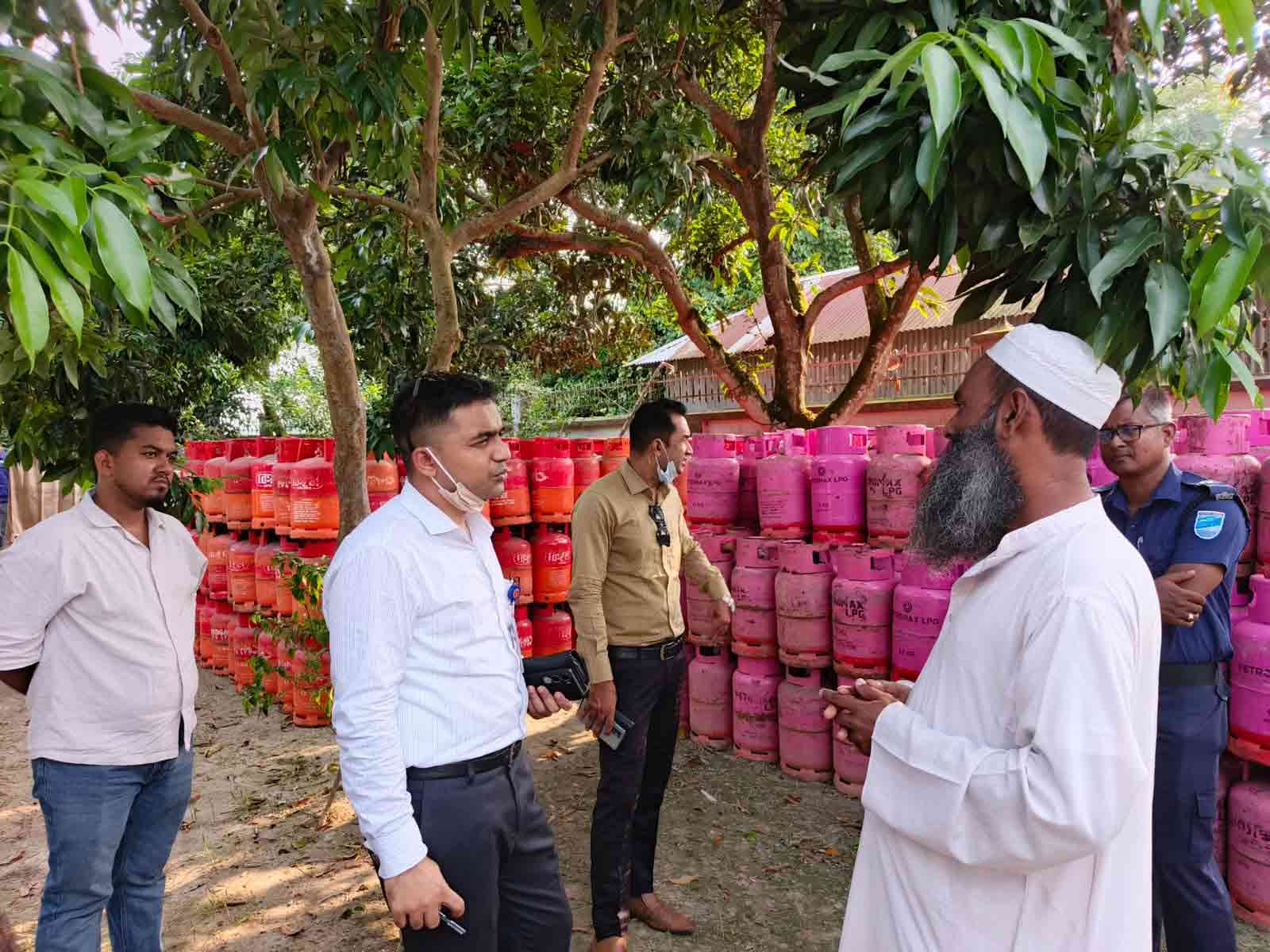 কেরানীগঞ্জে বাড়িতে ২৫০টি গ্যাস সিলিন্ডার মজুত, জরিমানা