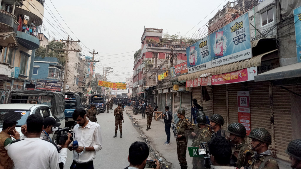 ব্যাংকের ভেতরে থাকা ৩ ডাকাতের আত্মসমর্পণ