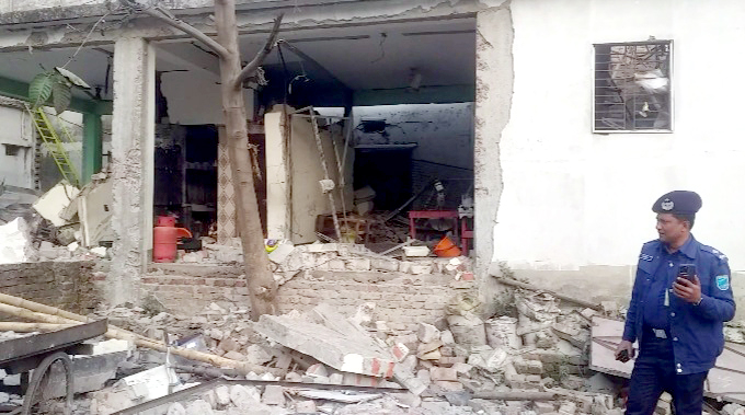 কেরানীগঞ্জে মাদ্রাসায় বিস্ফোরণ: সন্ত্রাসবিরোধী আইনের মামলায় রিমান্ডে ৬