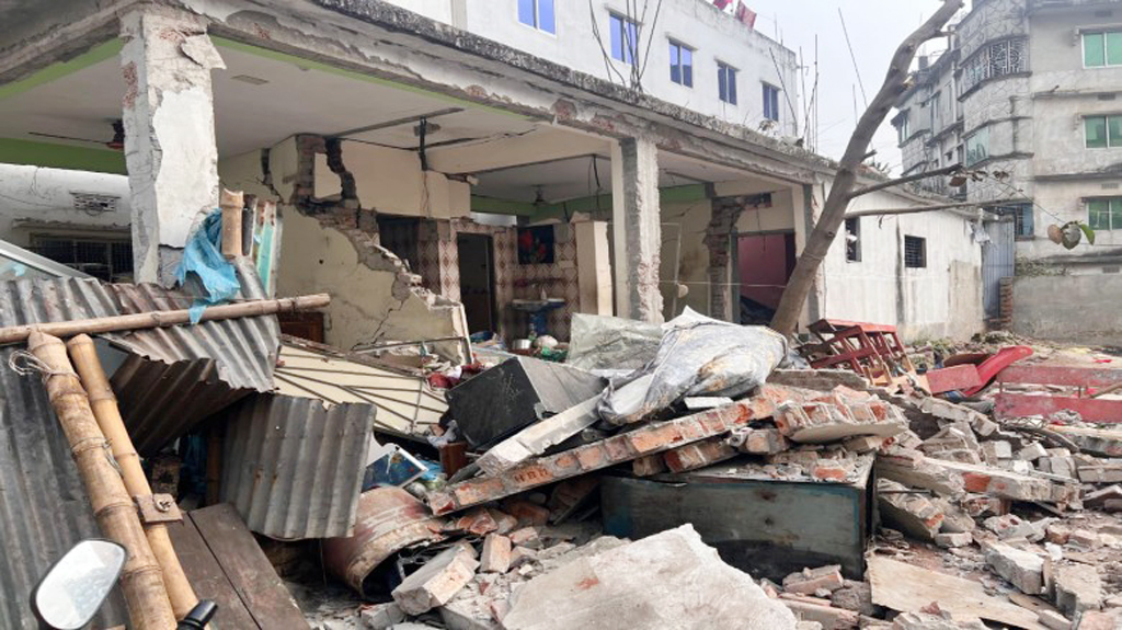 কেরানীগঞ্জে মাদ্রাসায় বিস্ফোরণ: পলাতক পরিচালকের স্ত্রীসহ তিন নারী রিমান্ড শেষে কারাগারে