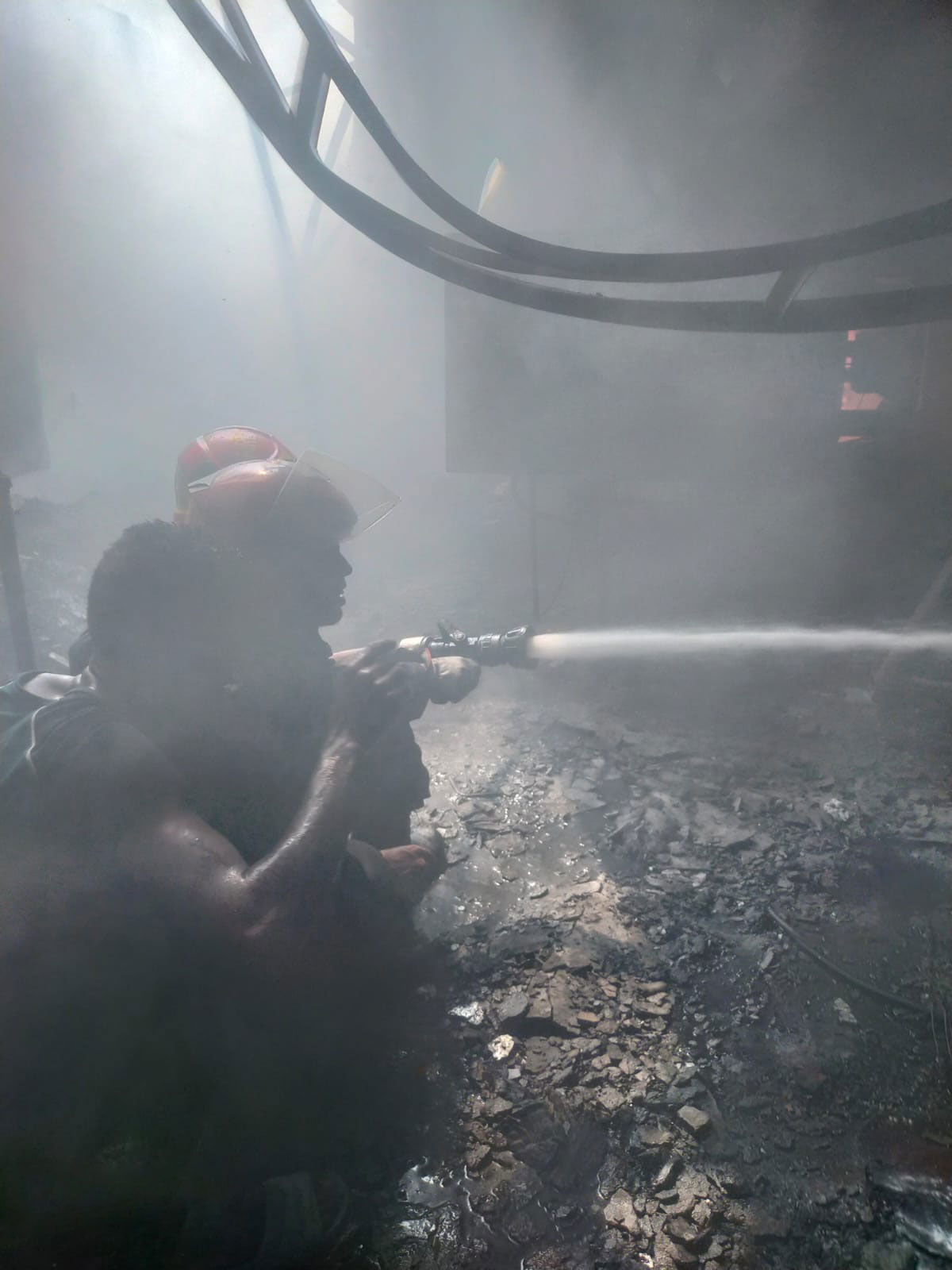 কেরানীগঞ্জে গ্যাস লাইটার কারখানায় আগুন নিয়ন্ত্রণে