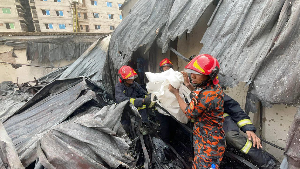 রাজধানীর কেরানীগঞ্জে কারখানায় আগুন, মরদেহ উদ্ধার বেড়ে ৫