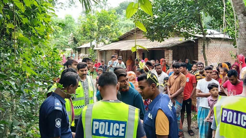 আইনি প্রক্রিয়া ছাড়াই উদ্ধার হওয়া মোটরসাইকেল নিতে পুলিশকে মারধর