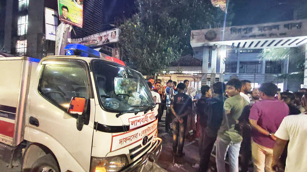 শেওড়াপাড়ায় নিহত সেই গৃহবধূর মরদেহ নিয়ে থানায় বিক্ষোভ, স্বামীর বিরুদ্ধে মামলা