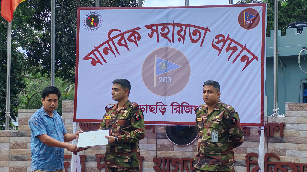 খাগড়াছড়িতে অসহায়-অসচ্ছলদের মাঝে সেনাবাহিনীর সহায়তা